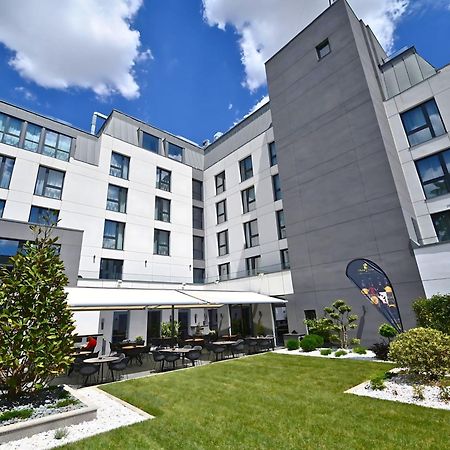 Aniroc Signature Hotel Αράντ Εξωτερικό φωτογραφία The courtyard of the new building