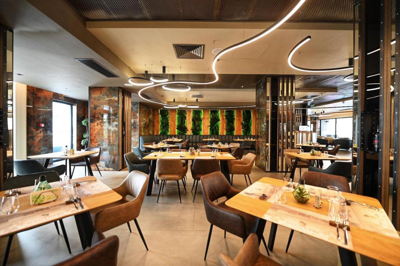 Aniroc Signature Hotel Αράντ Εξωτερικό φωτογραφία Restaurant in Belgrade