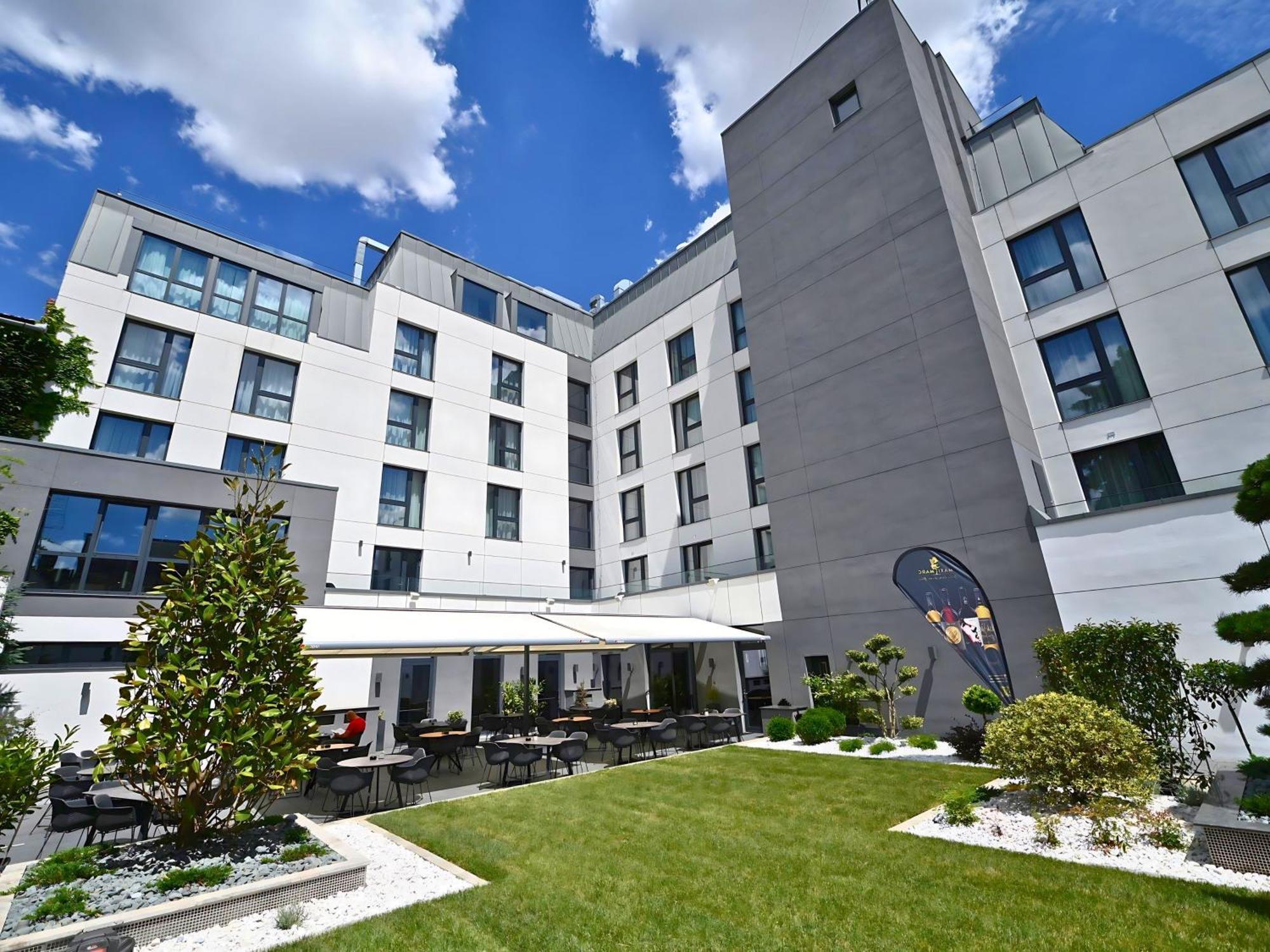 Aniroc Signature Hotel Αράντ Εξωτερικό φωτογραφία The courtyard of the new building