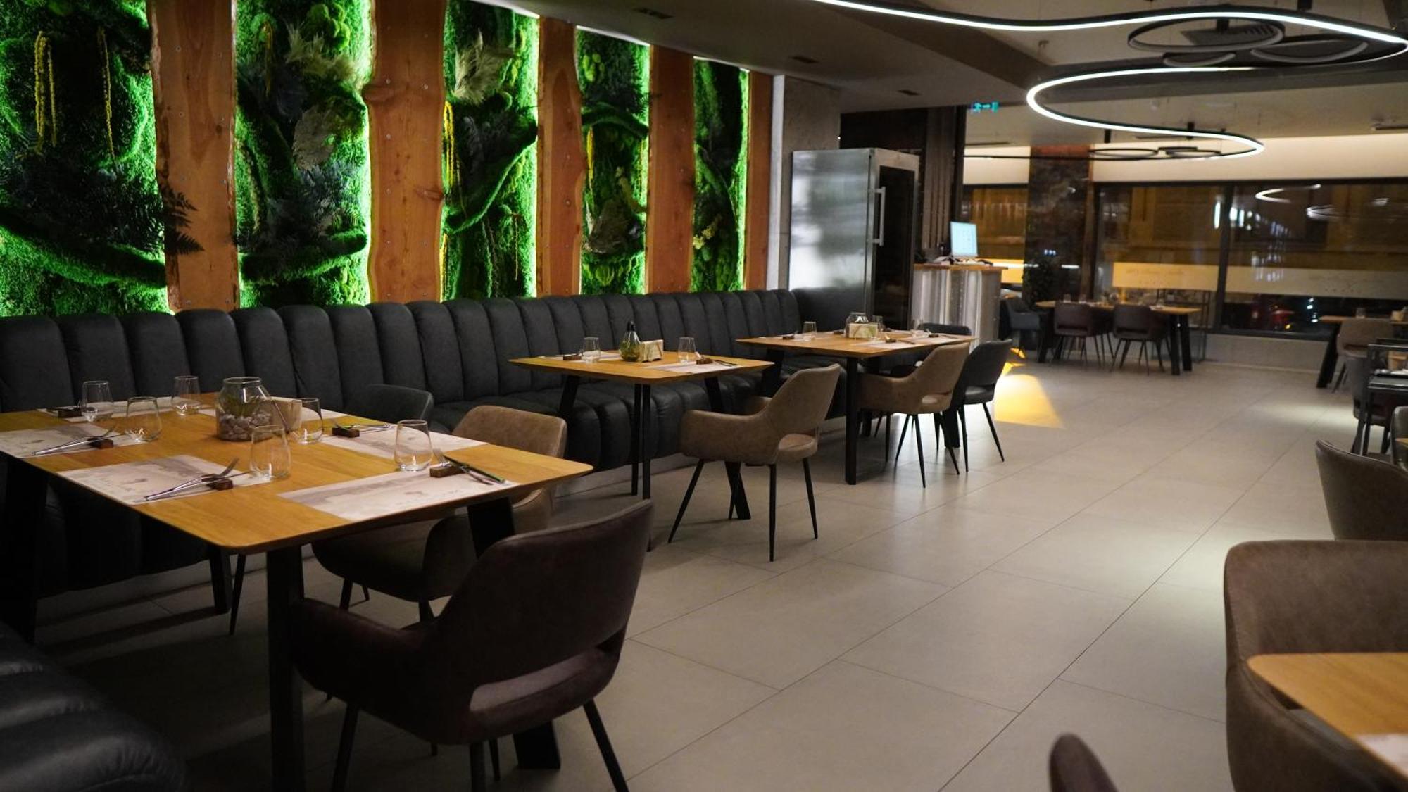 Aniroc Signature Hotel Αράντ Εξωτερικό φωτογραφία Interior of a restaurant in Belgrade