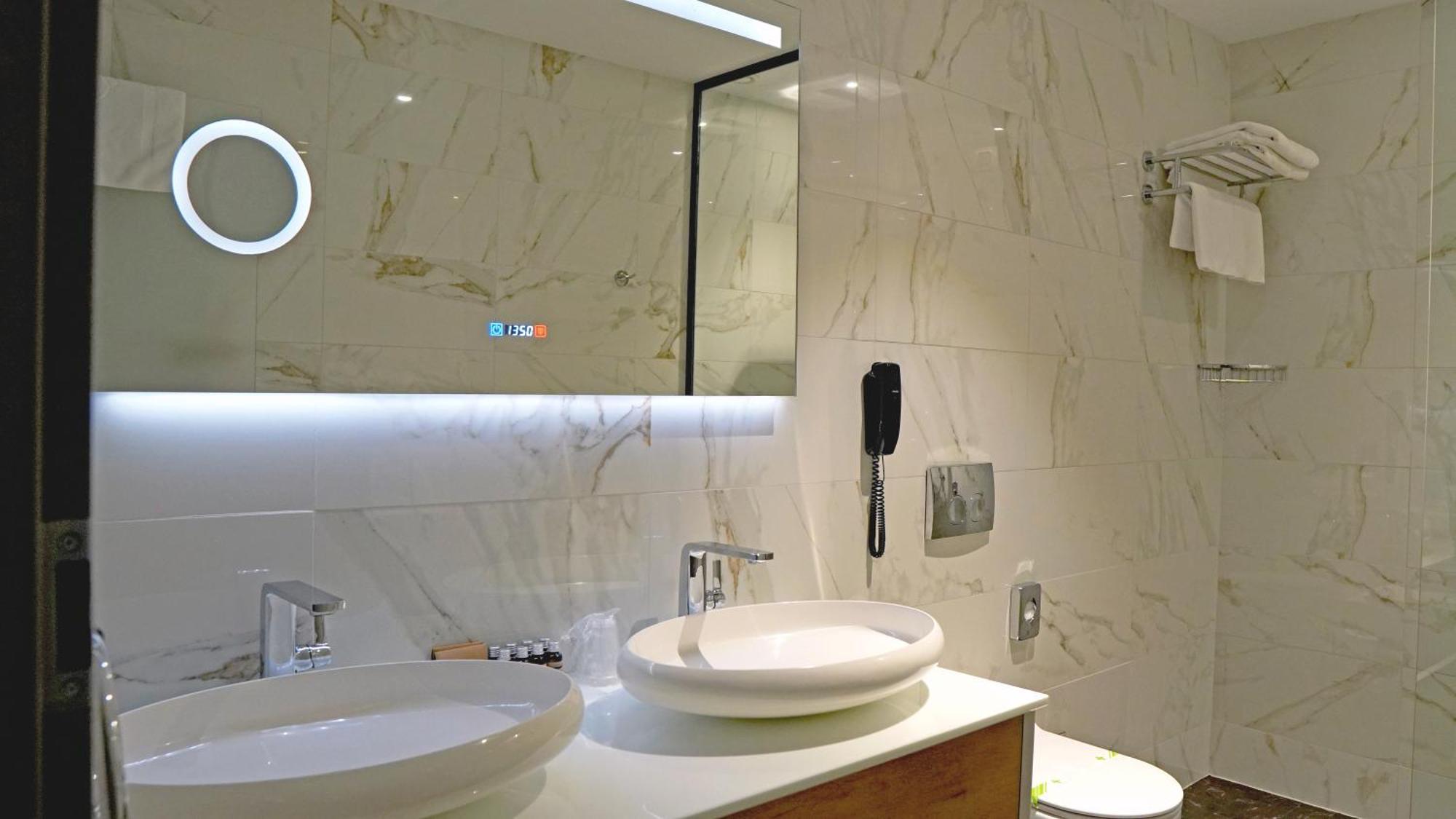 Aniroc Signature Hotel Αράντ Εξωτερικό φωτογραφία Bathroom