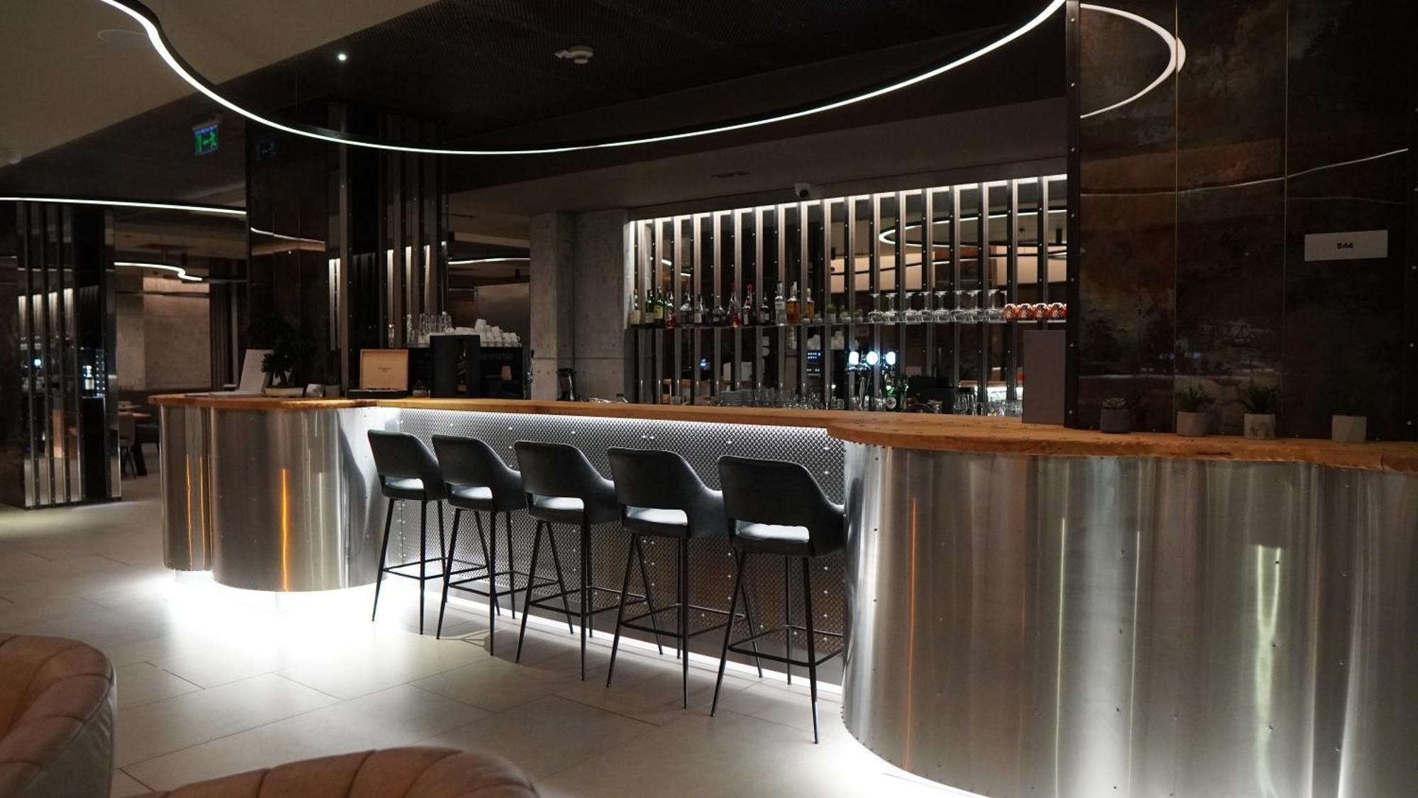 Aniroc Signature Hotel Αράντ Εξωτερικό φωτογραφία The bar at the new terminal