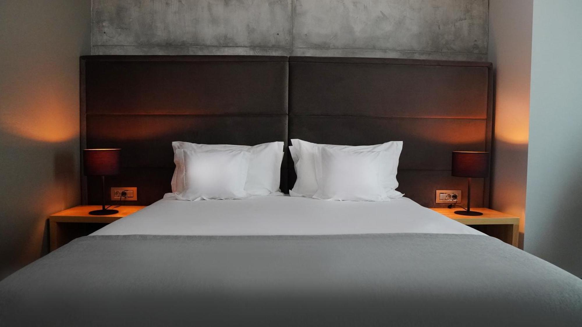 Aniroc Signature Hotel Αράντ Εξωτερικό φωτογραφία A bed with two pillows