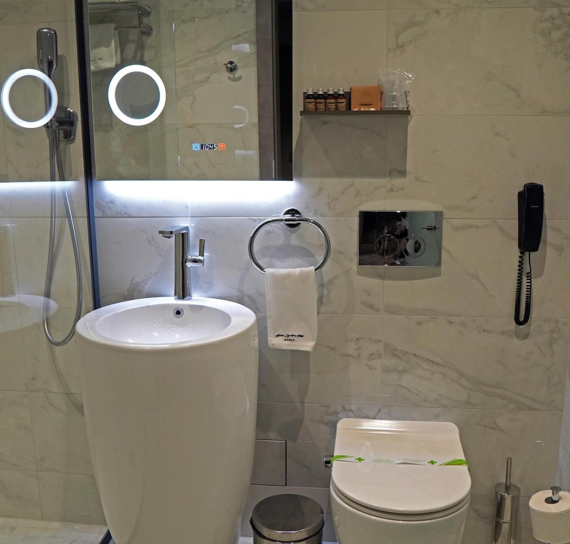 Aniroc Signature Hotel Αράντ Εξωτερικό φωτογραφία Bathroom in a hotel