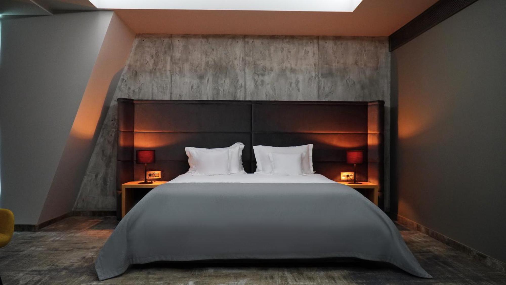 Aniroc Signature Hotel Αράντ Εξωτερικό φωτογραφία A bed with a duvet